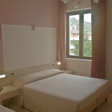 酒店 Cirillo Family Club 3*